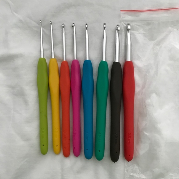 NEW 8-Pack Ergonomic Crochet Hooks Colourful Soft Grip Handles 5.5" Length - Picture 1 of 4